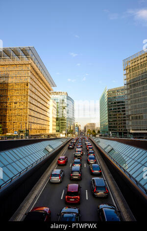 Auto Verkehr, rush hour in der Rue de la Loi, links Europarat, Europäische Kommission, Brüssel, Belgien Stockfoto