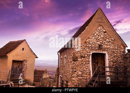 Alte kleine Häuser aus Stein in Rasnov mittelalterlichen Zitadelle von Siebenbürgen, im Abendlicht Stockfoto