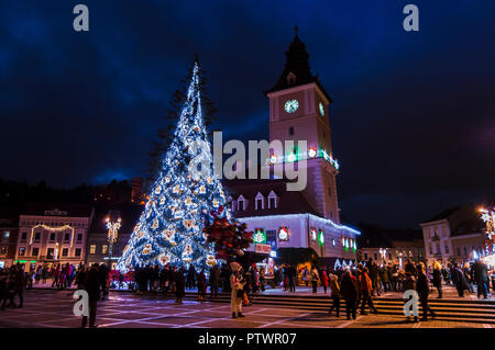 Brasov, Rumänien - 07 November 2017: Rat Square und Weihnachtsbaum in der Altstadt von Brasov in einer Winternacht. Stockfoto