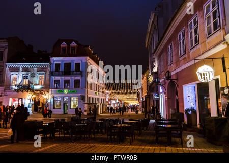 Brasov, Rumänien - 07 November 2017: Brasov Stadtzentrum mit Weihnachtsbeleuchtung dekoriert. Historische Gebäude und Geschäfte in der Nacht. Stockfoto