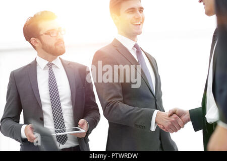Zwei heiteren Geschäftsmänner Händeschütteln mit Lächeln an Büro mit Stockfoto
