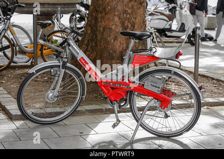 Eine von der Münchener Leihfahrräder, hier in der Münchner Innenstadt gesehen an einem schönen Herbsttag. Stockfoto