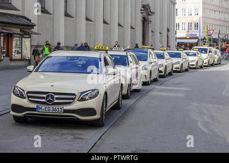 Münchener Taxis auf einen Rang im Zentrum von München. Stockfoto