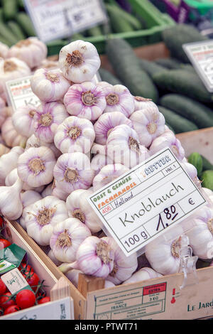 (9) Bilder im Zusammenhang mit verschiedenen Gemüse für den Verkauf auf Stände in der Münchner Markt. Knoblauch hier gesehen Birnen werden in Euro berechnet und sind in deutscher Sprache. Stockfoto