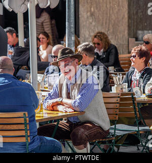 Touristen und Einheimische genießen Sie den Herbst Sonnenschein in Weinstrasse, in der Nähe vom Marienplatz in München, Deutschland. Stockfoto