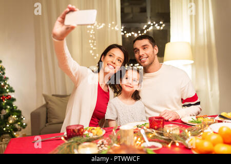 Glückliche Familie selfie an Weihnachten Abendessen Stockfoto