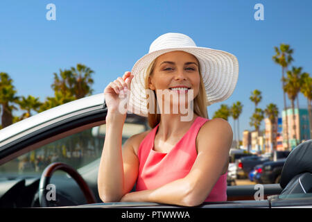 Glückliche Frau im Cabrio über Strand Venedig Stockfoto