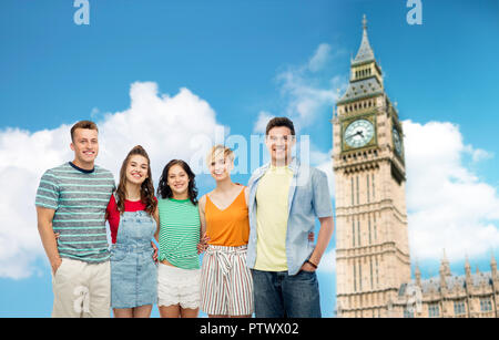 Gerne Freunde umarmen über Clock Tower in London. Stockfoto