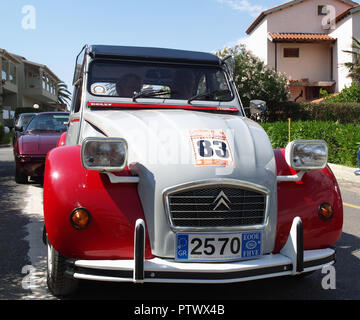 Oldtimer Citroen 2CV Dolly auf Anzeige in der 8. Republik Griechenland Bulgarische LEKAM Classic Car Rally am Acharavi Park Hotel, Acharavi, Korfu, Griechenland Stockfoto