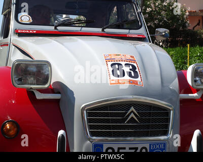 Oldtimer Citroen 2CV Dolly auf Anzeige in der 8. Republik Griechenland Bulgarische LEKAM Classic Car Rally am Acharavi Park Hotel, Acharavi, Korfu, Griechenland Stockfoto