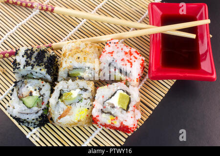 Sushi, Sticks und Sojasauce Stockfoto