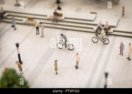 Belgrad Waterfront Projekt, Belgrad am Wasser, miniatur Menschen Figuren Fahrrad Stockfoto