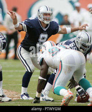 Dallas Cowboys Quarterback Tony Romo Aufwärmen vor der NFL gegen die Miami Dolphins in Dolphin Stadium in Miami am 16. September 2007. Stockfoto