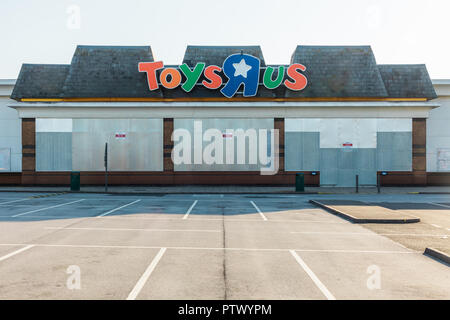 Ehemalige Toys R Us Store bei Meadowhall Retail Park, Sheffield, England. Position jetzt geschlossen und bestieg mit einer leeren Parkplatz. Stockfoto