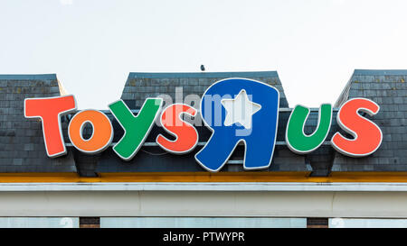 Ehemalige Toys R Us Store bei Meadowhall Retail Park, Sheffield, England. Position jetzt geschlossen und bestieg mit einer leeren Parkplatz. Stockfoto