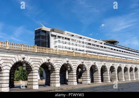 Bercy Brücke und Französischen Ministerium für Wirtschaft und Finanzen - Paris Stockfoto