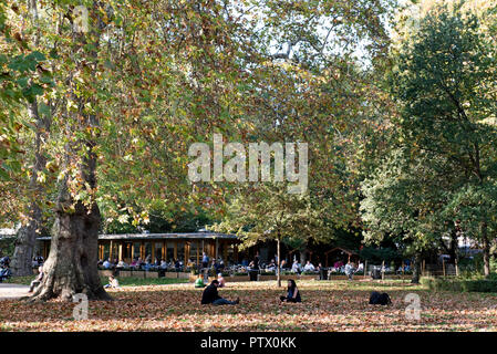 Russell Square mit Menschen, Bäume und Blätter im Herbst, Bloomsbury, Camden London England Großbritannien UK Stockfoto