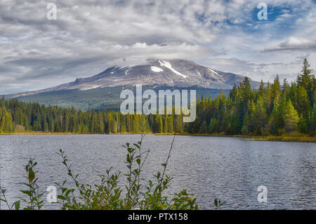 Mt Hood gesehen von Trillium See Stockfoto