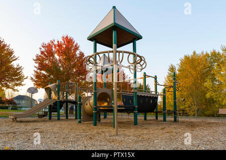 Kinder Kinder spielplatz in Beaverton Oregon vorstadtnachbarschaft Park im Herbst Saison Stockfoto