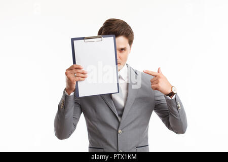 Junge Unternehmer, Leere Zwischenablage, auf weißem Hintergrund. Erfolg im Geschäft, Job und Bildung Konzept geschossen. Stockfoto