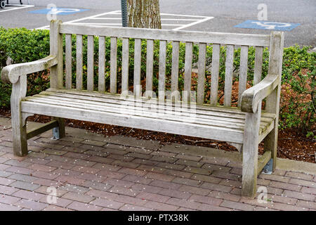 Holz Parkbank auf einer Straße der Stadt. Beaverton, Oregon Stockfoto