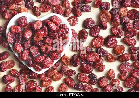 Essen Hintergrund der getrocknete Cranberries erschossen in der Nähe Herzförmige Schale. Stockfoto