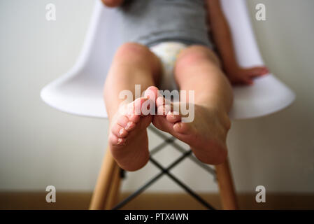 Baby Beine mit schuppiger Haut. Ekzem, Allergie, Pilzinfektion Stockfoto