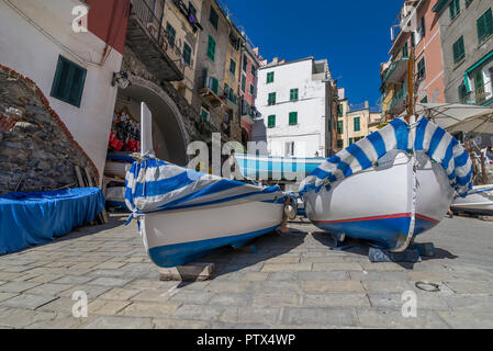 Das historische Zentrum von Riomaggiore mit Booten in trockenen unter den Häusern, Cinque Terre, Ligurien, Italien Stockfoto
