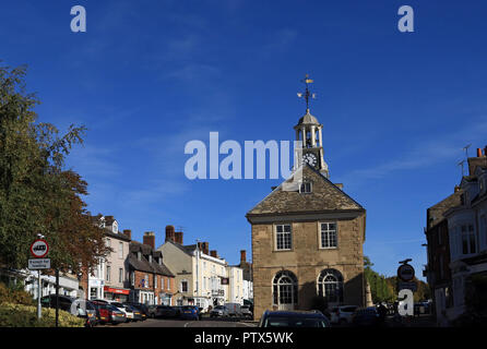 An einem schönen Herbstmorgen die Sonne auf das Rathaus und die Market Street in Brackley in Northamptonshire. Stockfoto