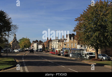 An einem schönen Herbstmorgen die Sonne auf der Market Street in Brackley in Northamptonshire Stockfoto