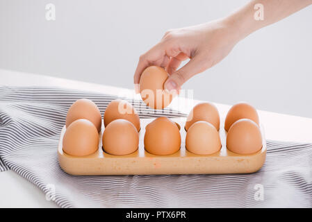 Von Hand gepflückt, ein Ei vom Ei Fach. Stockfoto
