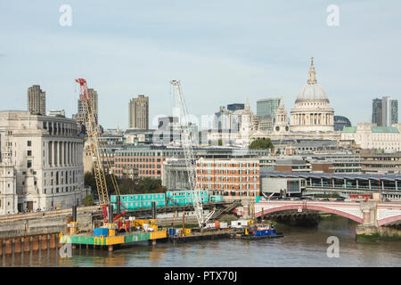 Blackfriars Bridge und London Super Kanalisation und Skyline von London von der Oxo Tower anzeigen Gallery, London, UK Stockfoto