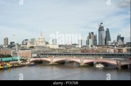 Blackfriars Bridge und London Super Kanalisation und Skyline von London von der Oxo Tower anzeigen Gallery, London, UK Stockfoto