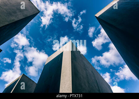 Berlin, Deutschland, 31. August 2018: Low Angle View konkrete Bausteine und Himmel des Holocaust-Mahnmals Stockfoto