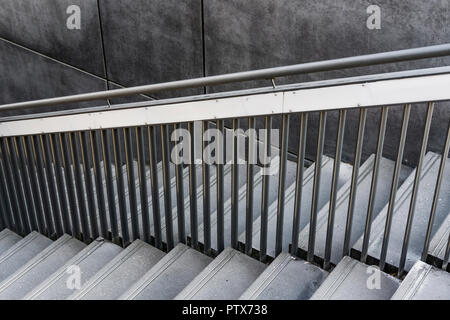 Berlin, Deutschland, 31. August 2018: Schwarz-Weiß-Bild der Treppe mit Geländer aus Metall Stockfoto