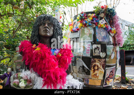 Am Straßenrand Memorial und Heiligtum zu Marc Bolan, Queen's Ride, Barnes, London, UK Stockfoto