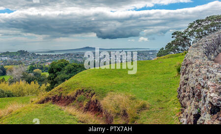 Ein Blick auf Rangitoto Island von One Tree Hill in Cornwall Park in Auckland, Neuseeland Stockfoto