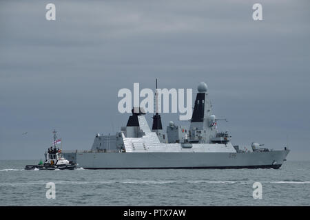 Royal Marine Kriegsschiff HMS Defender Köpfe aus Portsmouth Harbour Teil in Übungen zu nehmen Stockfoto