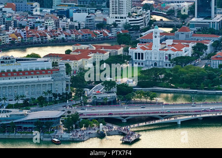 Blick von SkyPark in Marina Bay Sands Hotel, Singapur, über das koloniale Viertel mit Merlion, Victoria Memorial Hall, Singapore River, Boat Quay Stockfoto