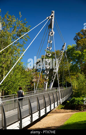 UK, Kent, Maidstone, Stadtzentrum, Millennium Park, fußgängerüberweg Lockmeadow Millennium Bridge über den Fluss Medway an Allerheiligen Kirche Stockfoto