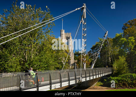 UK, Kent, Maidstone, Stadtzentrum, Millennium Park, behinderte Frau in Mobility Scooter Kreuzung Lockmeadow Millennium Bridge über den Fluss Medway an Stockfoto