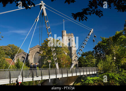 UK, Kent, Maidstone, Stadtzentrum, Millennium Park, Fußgänger Lockmeadow Millennium Bridge über den Fluss Medway an Allerheiligen Kirche Stockfoto