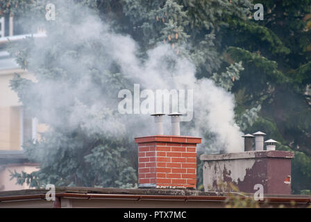 Herbst die Verunreinigung der Luft durch Rauchende Schlote in Rumia, Polen. 4. Oktober 2018 © wojciech Strozyk/Alamy Stock Foto Stockfoto