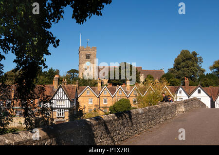 UK, Kent, Maidstone, Aylesford, St. Peter & Paul Kirche und Dorf aus alten mittelalterlichen Brücke über den Fluss Medway Stockfoto