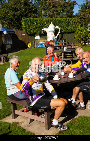 UK, Kent, Maidstone, Yalding, Teekanne Insel, Senior Radfahrer genießen Sie Erfrischungen im Garten Stockfoto