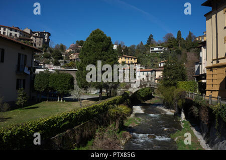 Italien, Menaggio am Comer See, fliesst das Wasser in einem kleinen Bach Stockfoto