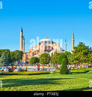 Istanbul, Türkei - 8. Juli 2018. Bürger im Sultanahmet Park mit der Hagia Sophia Moschee im Hintergrund. Istanbul, Türkei. Stockfoto
