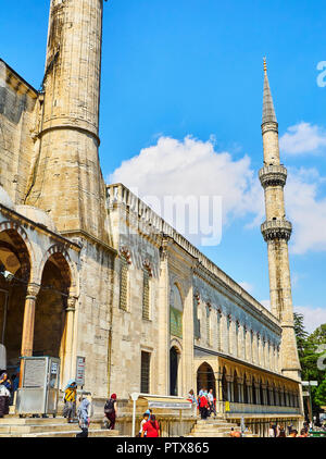 Istanbul, Türkei - 7. Juli 2018. Touristen an der nord-östlichen Eintrag der Sultan Ahmet Camii Moschee, auch als Die blaue Moschee bekannt. Istanbul, Türkei Stockfoto