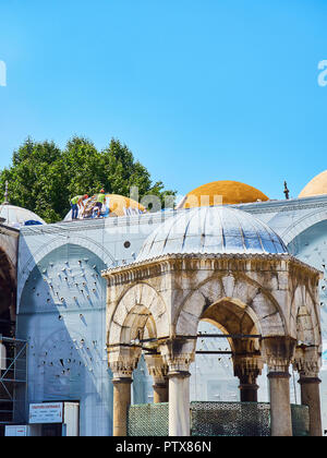 Arbeitnehmer zur Festsetzung der Kuppeln der Innenhof der Sultan Ahmet Camii Moschee, auch als Die blaue Moschee, Istanbul, Türkei bekannt. Stockfoto