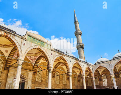 Erster Eintrag in den Arkadenhof der Sultan Ahmet Camii Moschee, auch als Die blaue Moschee bekannt, mit einem Minarett im Hintergrund. Istanbul, Stockfoto